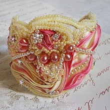 Bracelet Les D&eacute;lices de L'Et&eacute; manchette Haute-Couture brod&eacute; avec ruban de soie jaune et Rose, perles, gouttes nacr&eacute;es, rocailles, cha&icirc;nette d'extension en Argent 925 et fermoir aimant&eacute; en Laiton